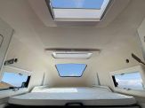 Innenansicht mit dem Panoramafenster "PanoramaSky" im Ford Nugget Hochdach