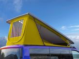 Ford Nugget Campervan mit geöffnetem Opensky Aufstelldach in Gelb