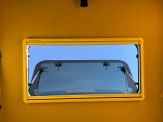Innenansicht Glashebefenster M im Aufstelldach des Ford Nugget