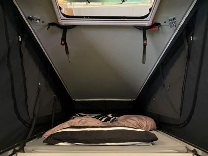 Nugget-Schmiede-Liner - Bett und Fenster im Aufstelldach