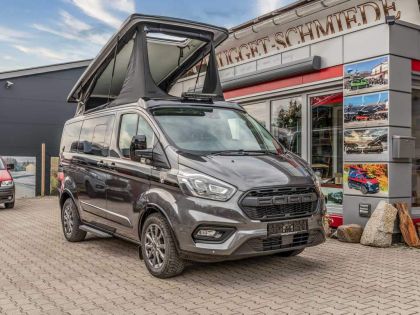 Der Nugget-Schmiede-Liner in Grau - mit Aufstelldach in Aktion