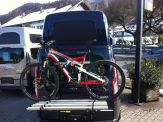 Fahrradträger Paulchen auf der Heckklappe 4 Räder/ 1 Rad darauf/ Ansicht hinten