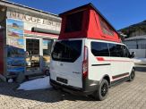 Ford Nugget Campervan mit aufgeklapptem Opensky Aufstelldach in Rot