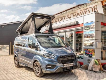 Offenes Aufstelldach des Nugget-Schmiede-Liner