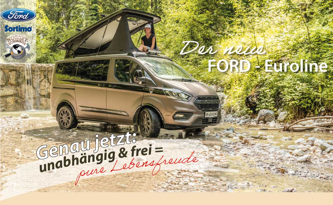 Der Ford Tourneo Custom Euroline von der Nugget Schmiede mit der Schlafdach und Schlafbank vom Qualitätsausbauer Sortimo im Bachbett mit Wasserfall.
