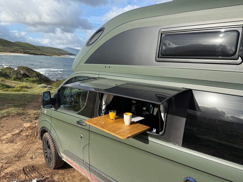 Campingfenster kombiniert mit dem Brotzeitbrett am Nugget Hochdach