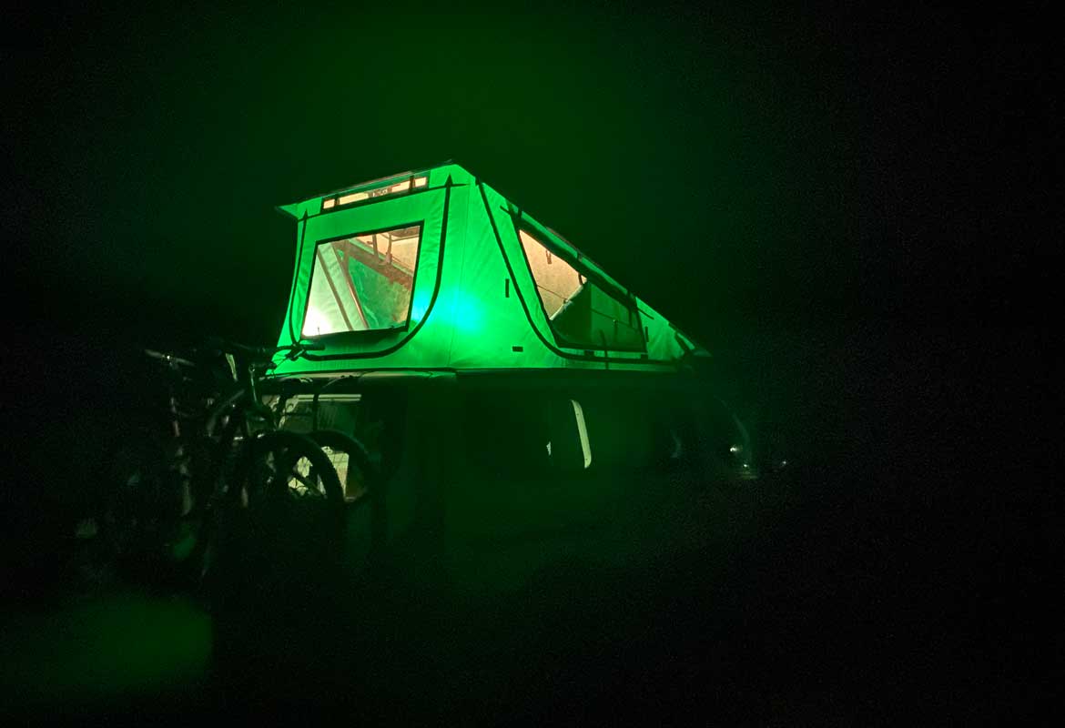 Das OpenSky des Ford Nugget bei Nacht