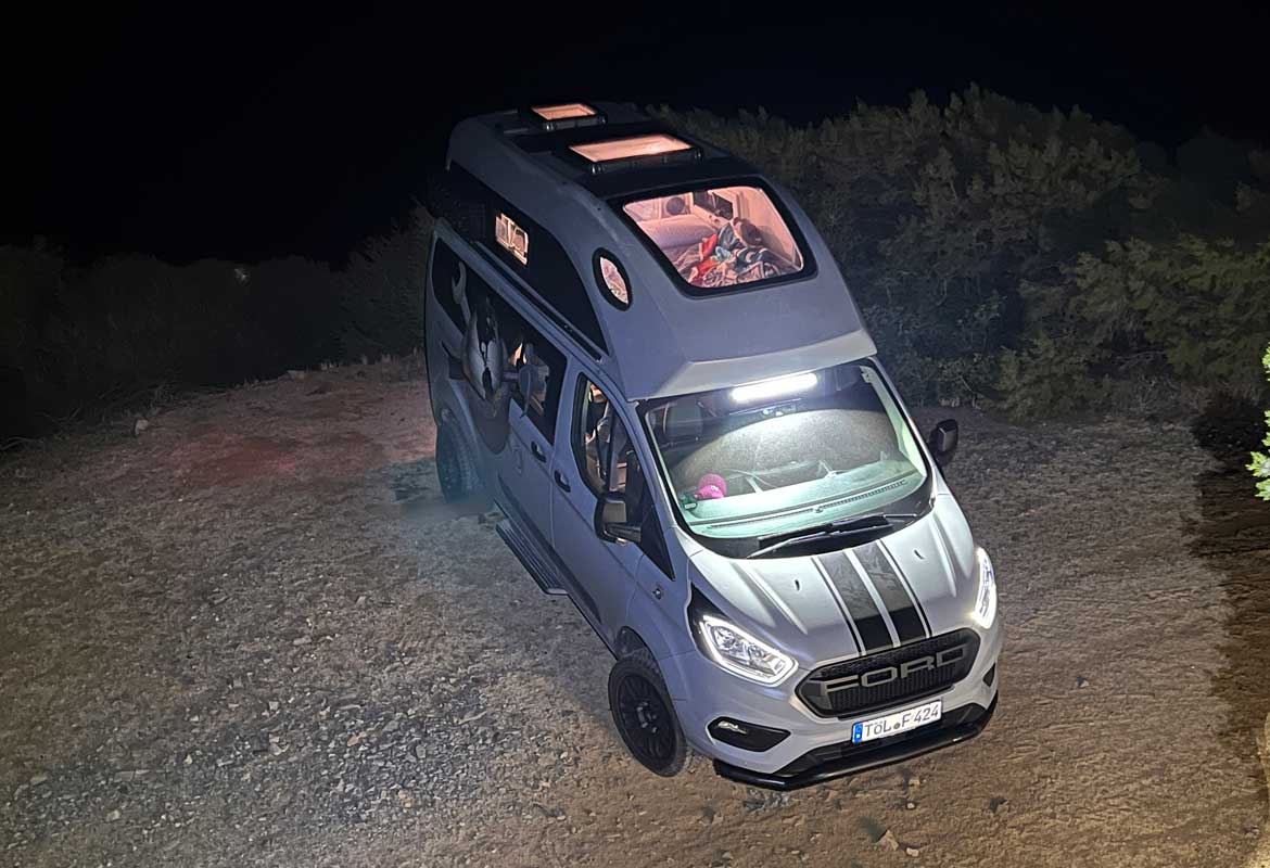 Das PanoramaSky im Ford Nugget Hochdach bei Nacht