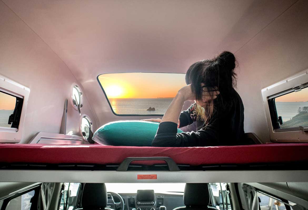 Sonnige Aussichten dank PanoramaSky im Ford Nugget Hochdach