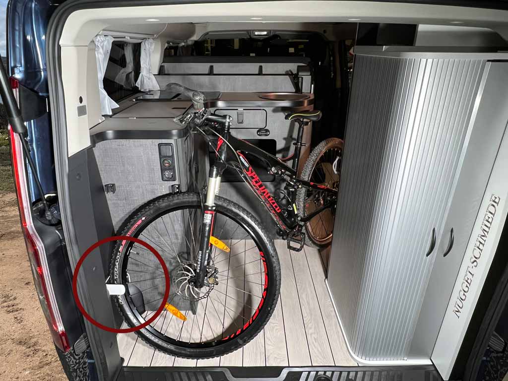 Individuelle Fahrrad-Transporthilfe im Innenraum des Ford Nugget