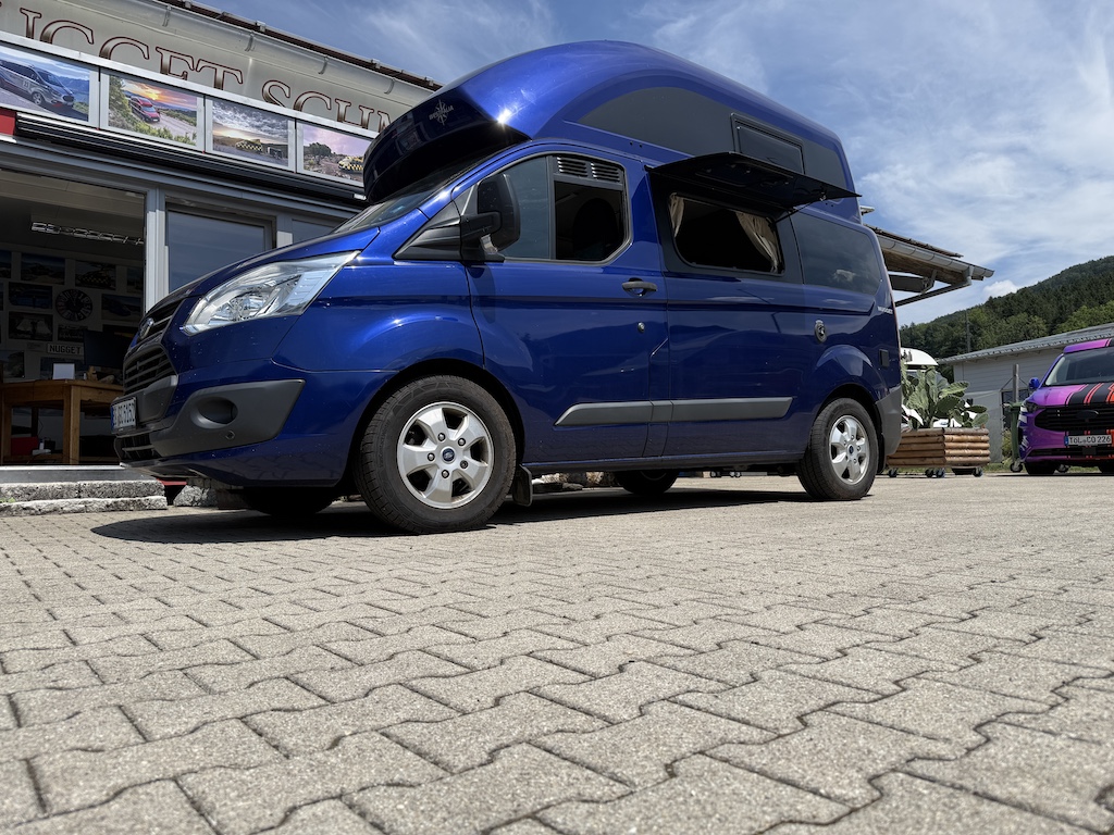 Ford Nugget mit seitlichem Campingfenster