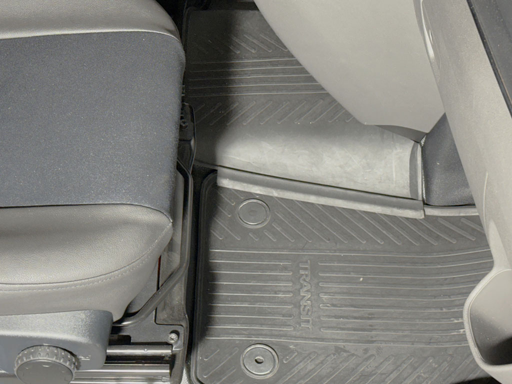 Rutschfeste und robuste Gummimatten für den Fahrerfussraum des Ford Nugget